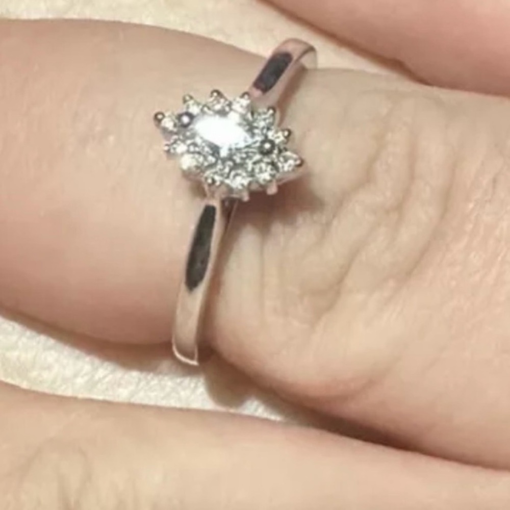 Elegant white gold Women Diamond Ring